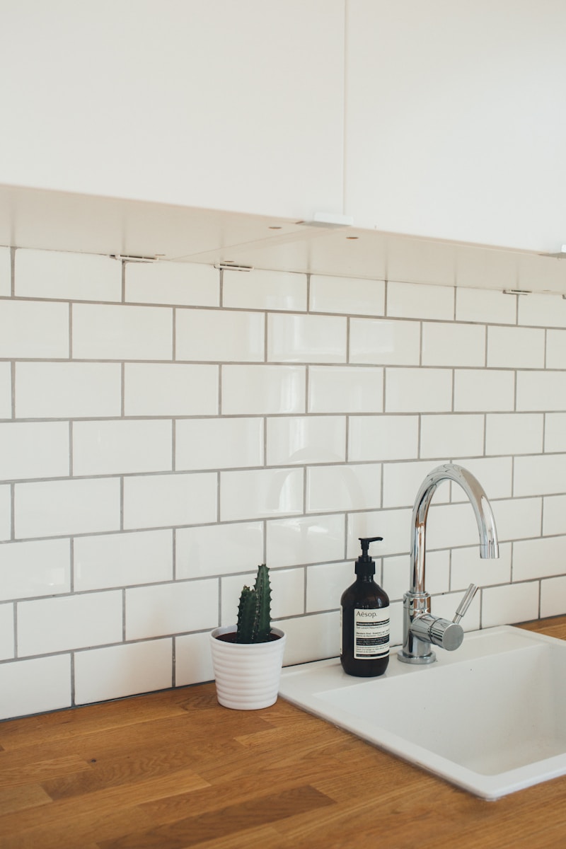 Pierre naturelle contre carrelage synthétique : un comparatif
